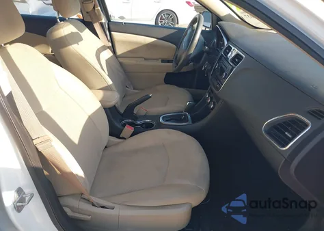 2013 Chrysler 200 Lx z USA, uszkodzony, nr VIN 1C3CCBAB7DN691783